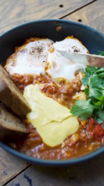 Bir tabağı yiyecekle kapat. Yumurtayı bıçakla kes.