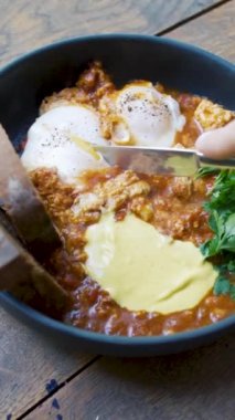 Bir tabağı yiyecekle kapat. Yumurtayı bıçakla kes.