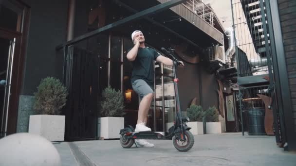 Tourist Man Electric Scooter Phone Hand New Sharing Business Project — Stockvideo
