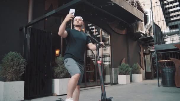 Young Man Standing Scooter City Downtown Taking Selfie Smartphone — Vídeo de stock