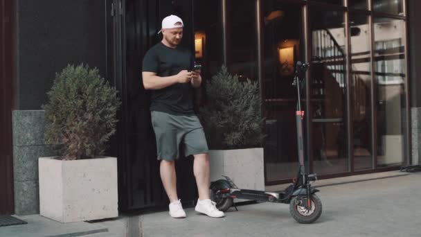 Tourist Man Electric Scooter Phone Hand New Sharing Business Project — Wideo stockowe
