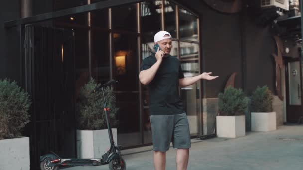 Tourist Man Phone Scooter Background Man Talks Phone Emotions — Video