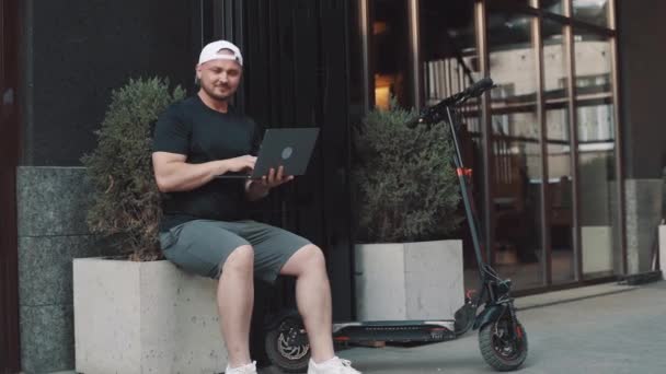Pria Dewasa Berpakaian Dengan Baik Dengan Skuter Listrik Bekerja Dengan — Stok Video