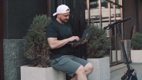 Pria Dewasa Berpakaian Dengan Baik Dengan Skuter Listrik Bekerja Dengan — Stok Video