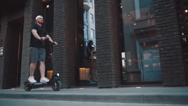 Man White Cap Riding Electric Scooter City — Stockvideo