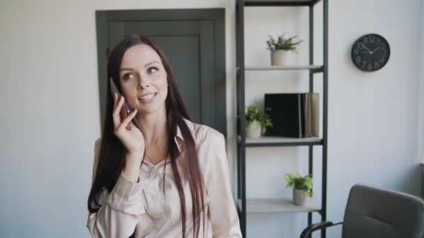 Wanita Bisnis Dalam Setelan Bisnis Berbicara Telepon Kantor Isi Bisnis — Stok Video