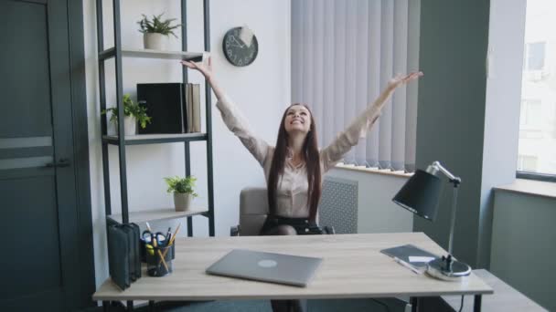Улыбающаяся Деловая Женщина Офисном Кресле Выбрасывает Бумаги Бизнес Контент — стоковое видео