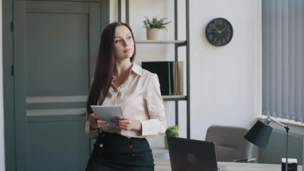 Una Joven Mujer Hermosa Escribiendo Notas Oficina Contenido Empresarial — Vídeos de Stock