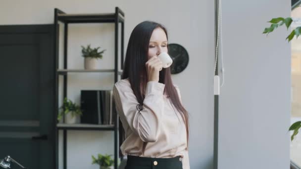 Wanita Bisnis Muda Berdiri Kantor Dan Minum Kopi Isi Bisnis — Stok Video