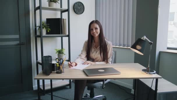 Wanita Bisnis Dengan Rambut Panjang Meja Dengan Laptop Yang Bekerja — Stok Video