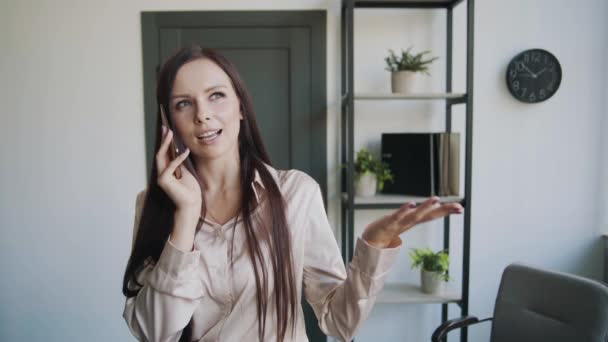 Wanita Bisnis Dalam Setelan Bisnis Berbicara Telepon Kantor Isi Bisnis — Stok Video