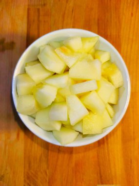 Morceau de melon vert sur fond en bois.jpg