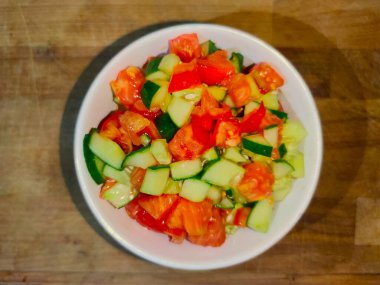 Salade tomate courgette fond bois.