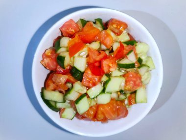 Salade tomate courgette fond blanc