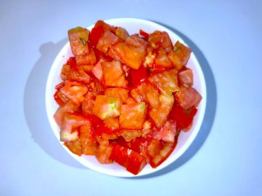 Tomate en morceaux fond blanc