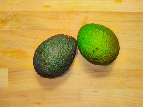 Avocats sur fond en bois