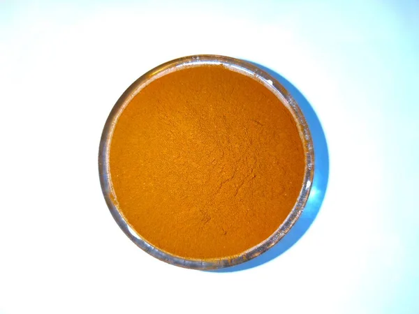 cannelle sur fond blanc