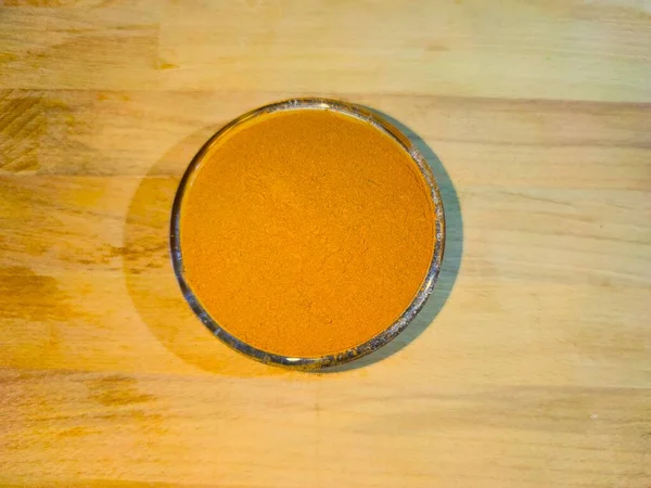 cannelle sur fond bois