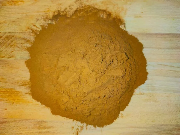 cannelle sur fond bois