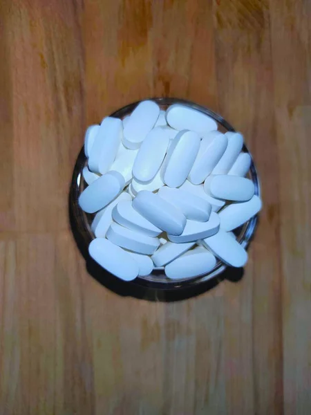 Comprims blanc fond blanc