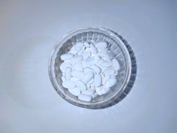 Comprims blanc fond blanc