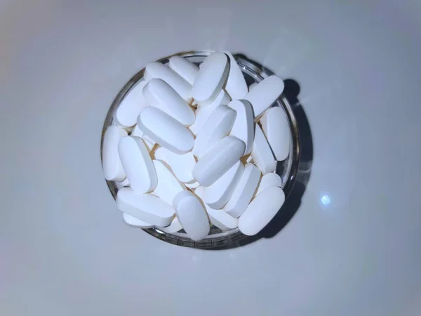 Comprims blanc fond blanc