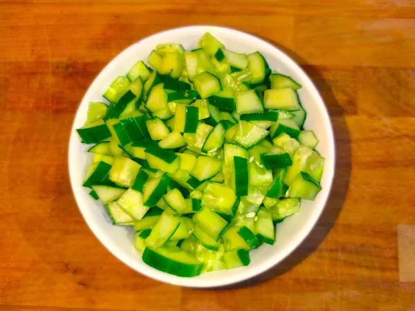 Concombre en morceaux sur fond bois