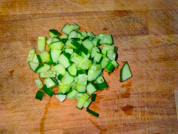 Concombre en morceaux sur fond bois