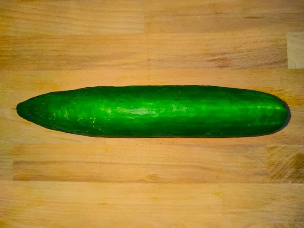 Concombre sur fond bois