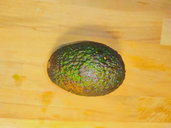 Avocat sur fond en bois
