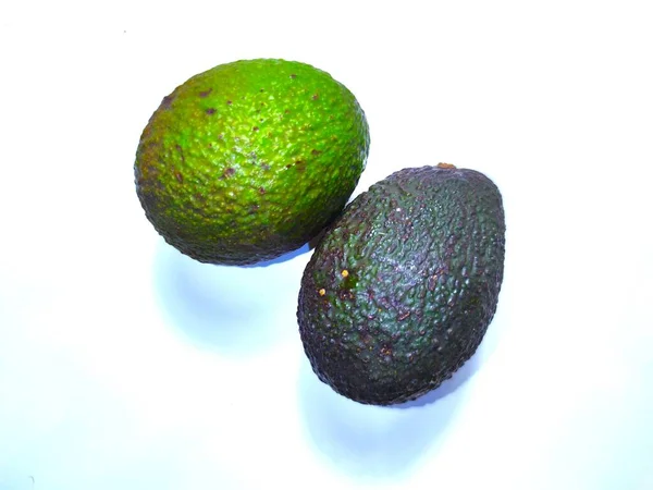 Avocats sur fond blanc