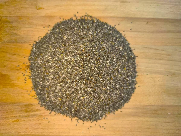 Graines de chia sur fond bois