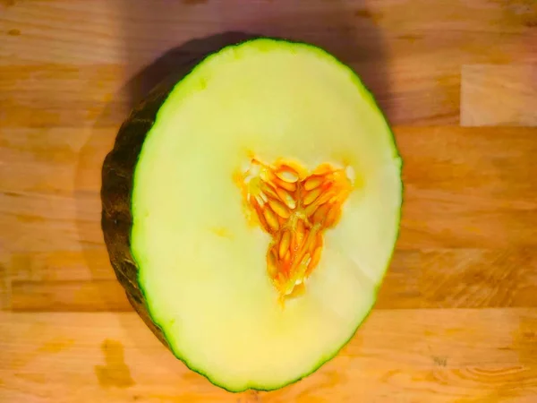 Demi melon vert sur fond en bois