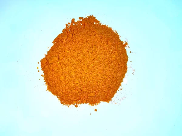 Epices orange sur fond blanc