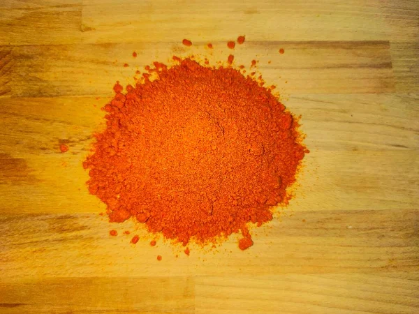 Epices orange sur fond bois