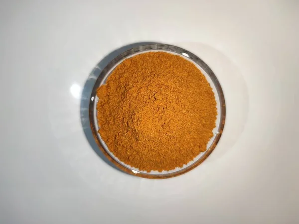 Epices orange sur fond blanc