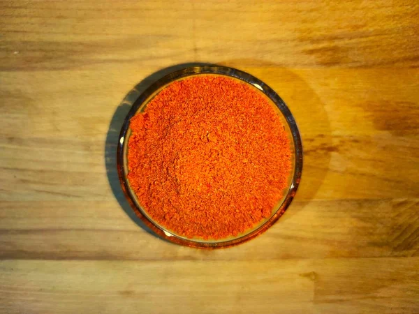 Epices orange sur fond bois