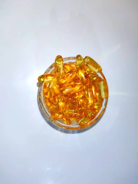 Gelule omega sur fond blanc