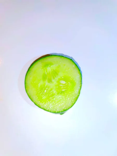 Verse Groene Komkommer Plakjes Witte Achtergrond — Stockfoto