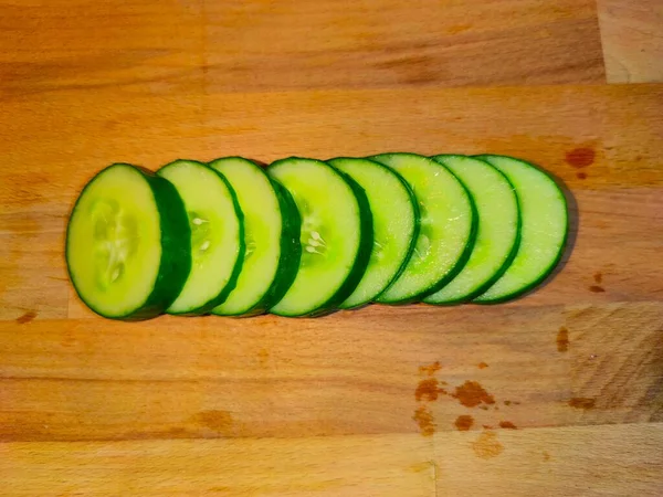 Lamelles concombre fond bois