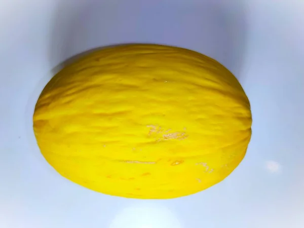 Melon jaune sur fond blanc