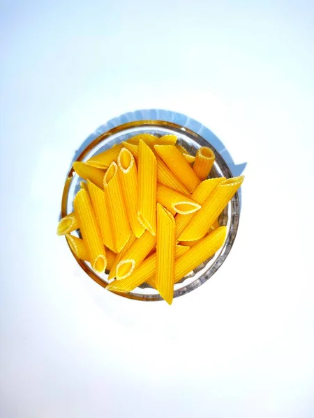 Pates sur fond blanc