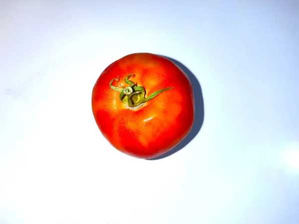 Tomate sur fond blanc