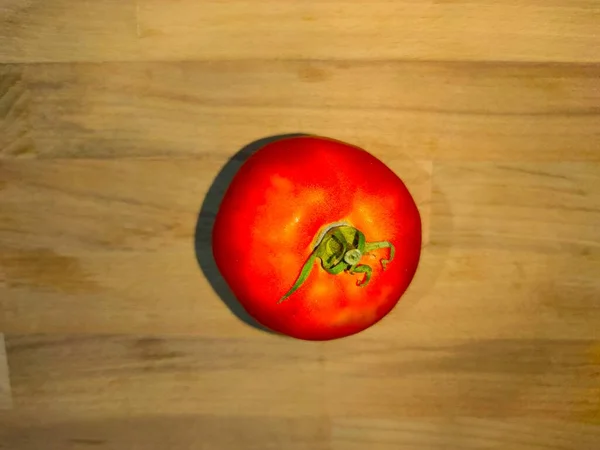 Tomate sur fond bois