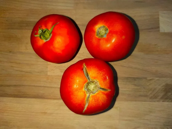 Tomates Sur Fond Bois — Zdjęcie stockowe