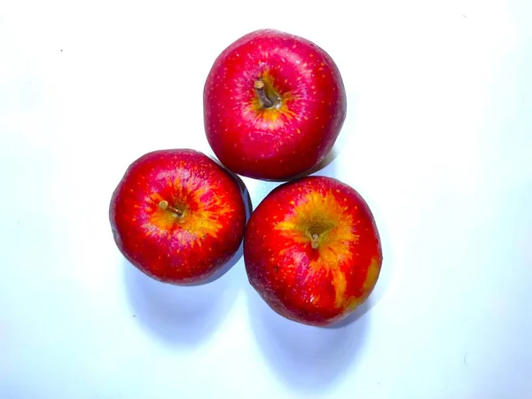 Pommes sur fond blanc