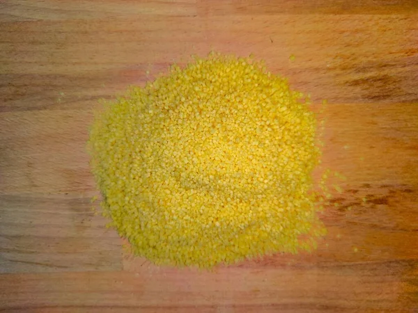 Semoule sur fond en bois