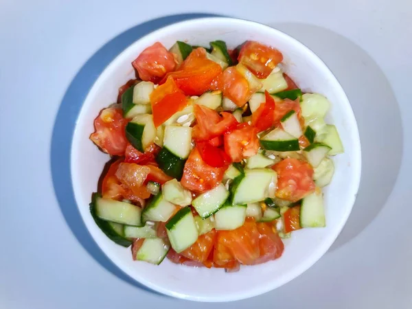 Salade tomate courgette fond blanc