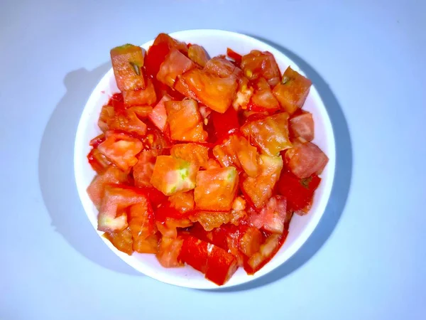Tomate en morceaux fond blanc