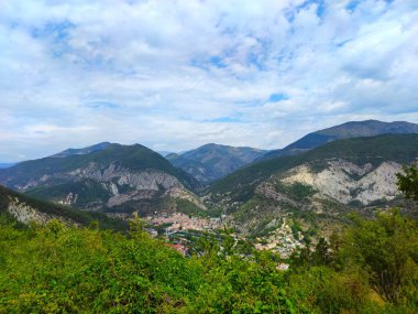 Paysage de montagne avec quelques nuages Mercantour